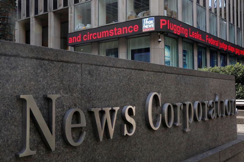 &copy; Reuters. FILE PHOTO - The Fox News electronic ticker is seen outside the News Corporation building in New York City