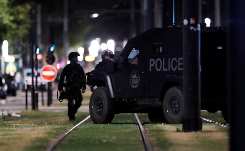 © Reuters. نقابة الشرطة الفرنسية: خاطف الرهائن في لو هافر يستسلم للشرطة