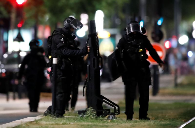 Un Homme Se Rend Apres Une Prise D Otages Au Havre Par Reuters