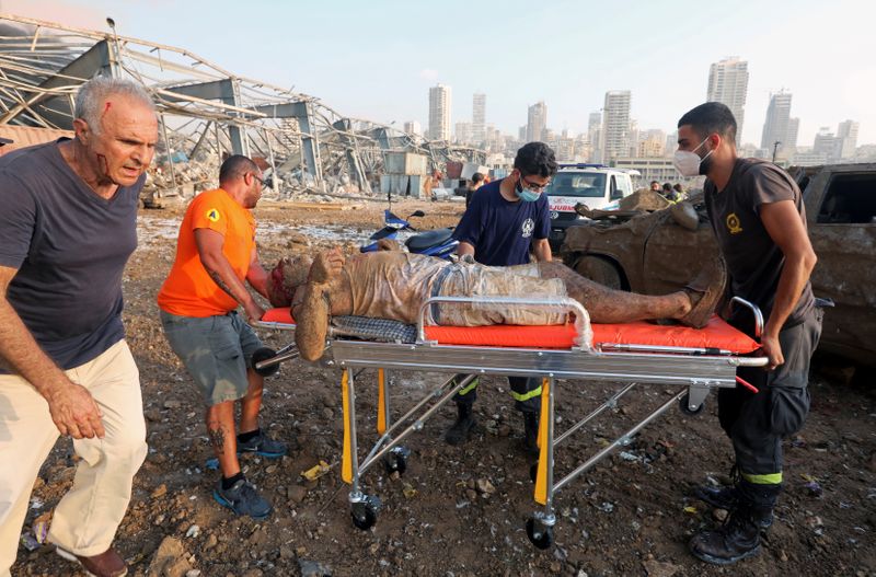 © Reuters. قصة صورة-كيف التقط مصور رويترز لحظة إنقاذ رجل بعد انفجار بيروت؟