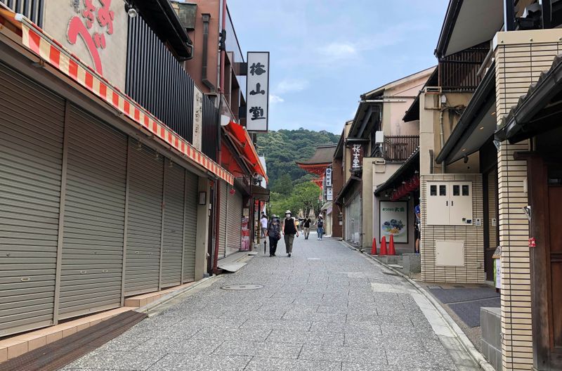 &copy; Reuters. An empty street near the previously crowded Kiyomizu temple, a popular attraction among tourists, is pictured amid the coronavirus disease (COVID-19) outbreak in Kyoto