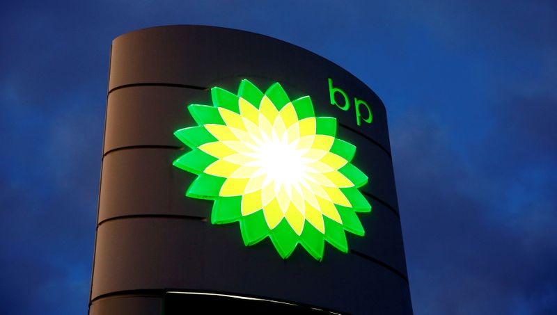 © Reuters.  FOTO DE ARCHIVO: El logotipo de BP en una estación de servicio en Kloten, Suiza.  3 de octubre de 2017.