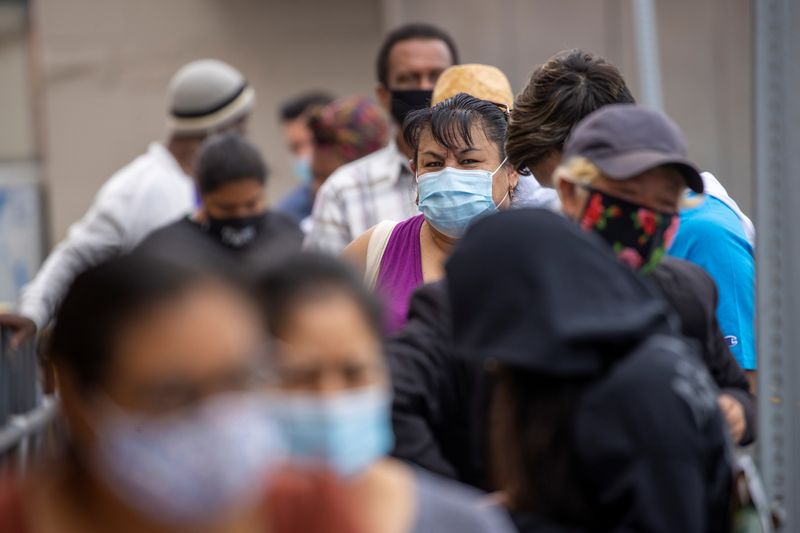 &copy; Reuters. Clientes esperam em fila de loja para comprar comida em mercado de Los Angeles