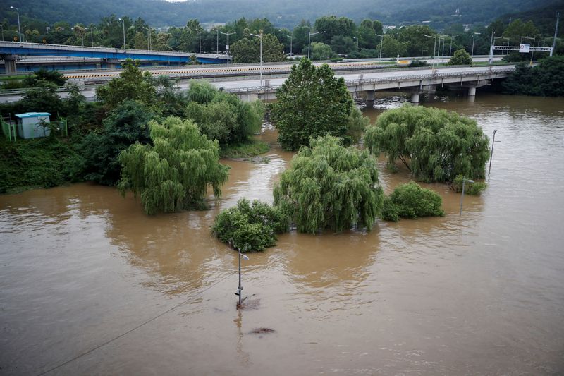 &copy; Reuters. 金正恩氏が洪水被害地域を視察、多数の住宅や農地が浸水＝ＫＣＮＡ