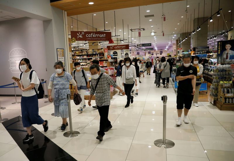 © Reuters. Shopper walk into Japan's supermarket group Aeon's shopping mall as the mall reopens amid the coronavirus disease (COVID-19) outbreak in Chiba