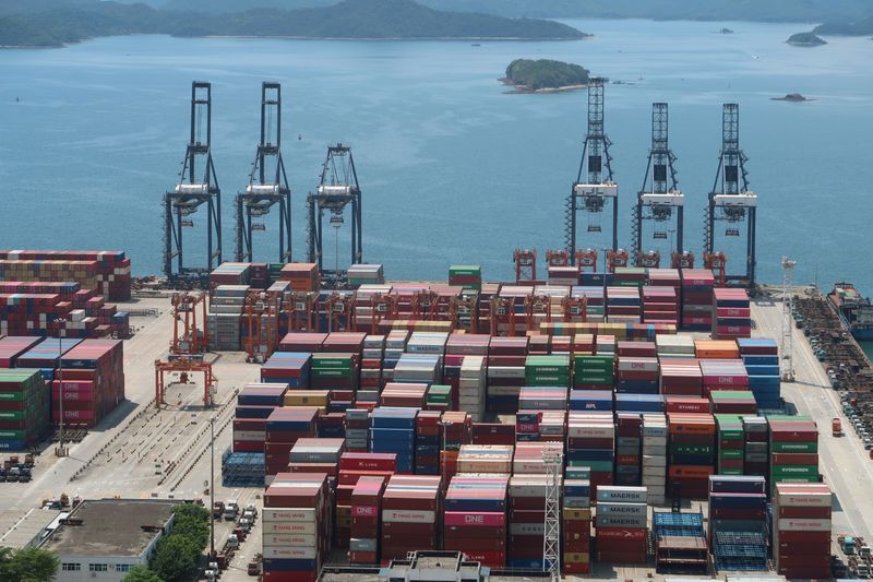 &copy; Reuters. FILE PHOTO: Cranes and containers are seen at the Yantian port in Shenzhen, following the novel coronavirus disease (COVID-19) outbreak