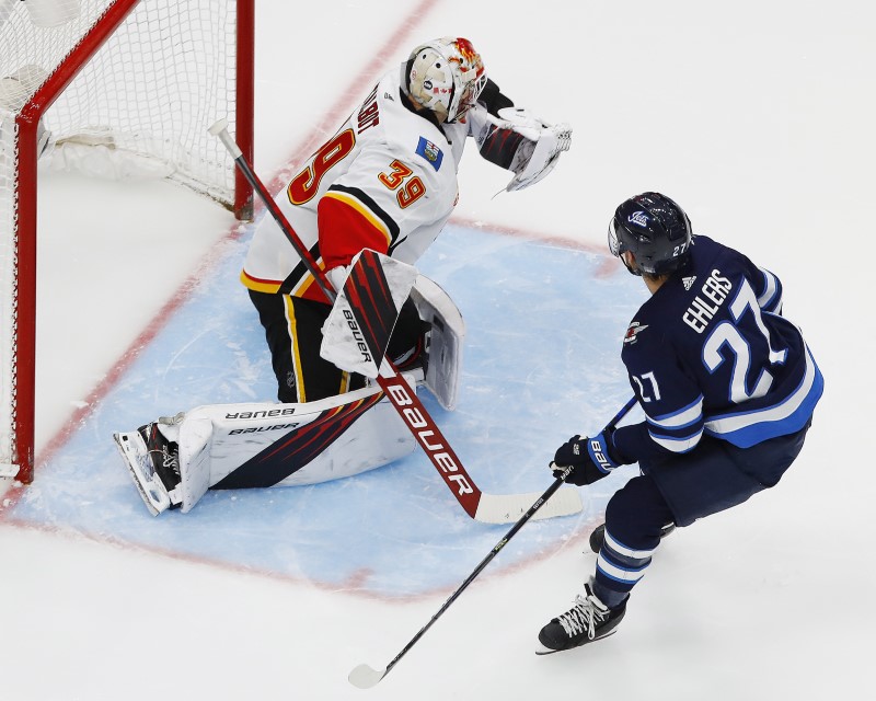 &copy; Reuters. NHL: Western Conference Qualifications-Calgary Flames at Winnipeg Jets