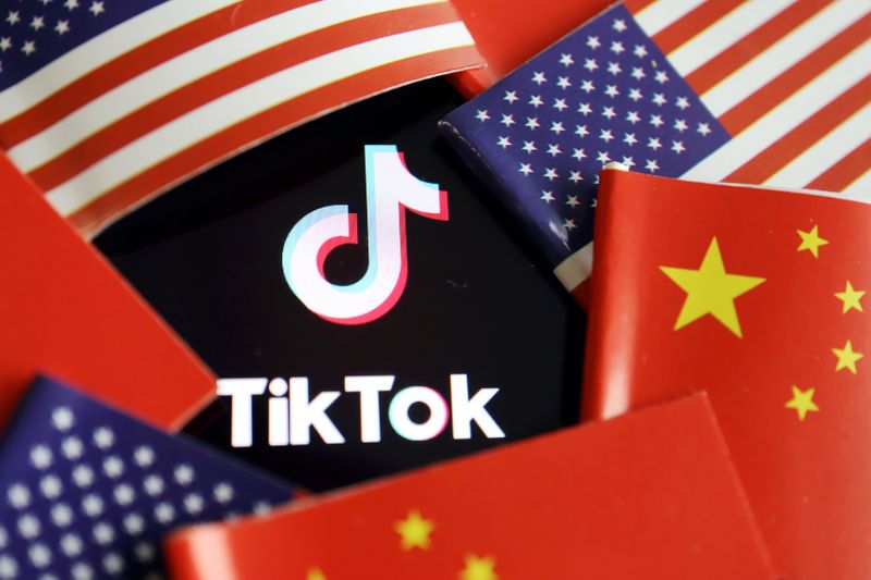 &copy; Reuters. FOTO DE ARCHIVO: Las banderas de China y Estados Unidos se ven cerca del logo de TikTok en esta foto ilustrativa tomada el 16 de julio de 2020