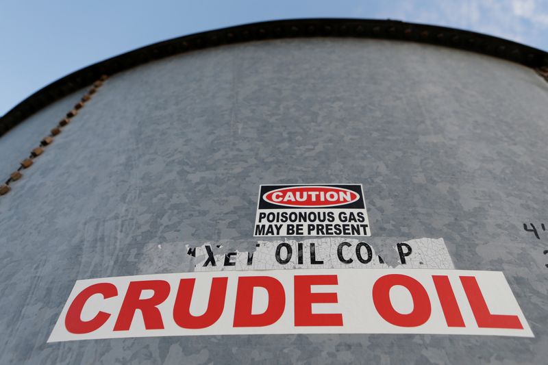 &copy; Reuters. La scritta &quot;Petrolio greggio&quot; apposta su un serbatoio di petrolio nel bacino del Permiano a Mentone