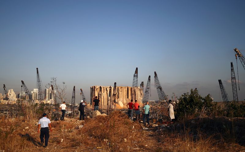 &copy; Reuters. People view the damaged site of Tuesday&apos;s blast in Beirut&apos;s port area