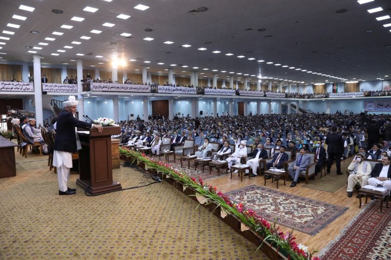 © Reuters. Afghanistan's President Ashraf Ghani speaks during a consultative grand assembly, known as Loya Jirga, in Kabul