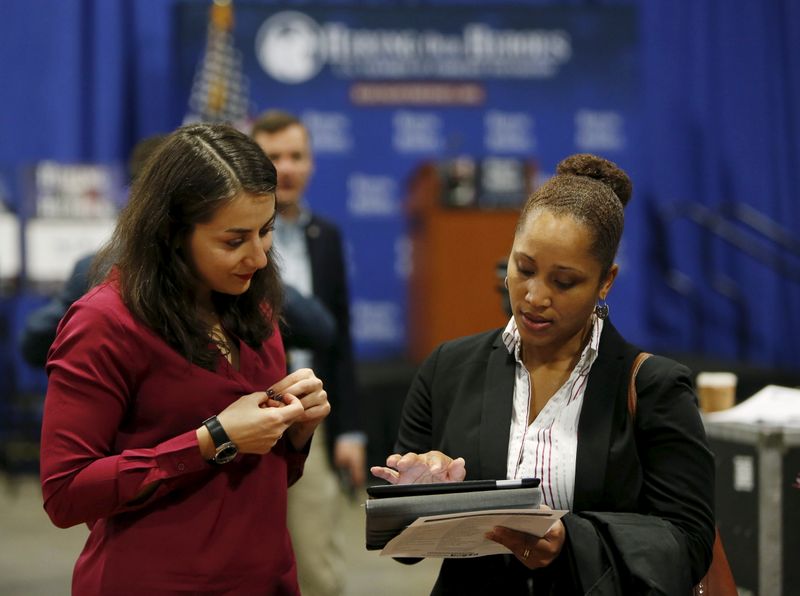© Reuters. Trabalhador à procura de emprego tem seu currículo avalido em Washington