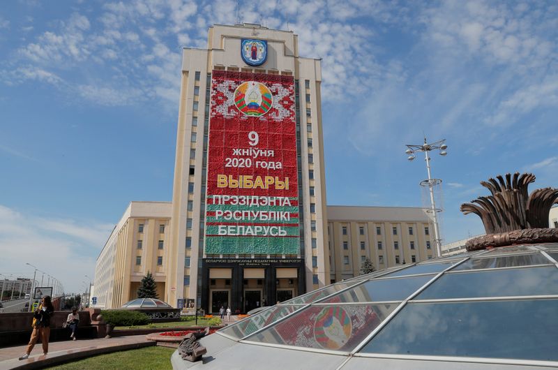 &copy; Reuters. Информационный плакат о президентских выборах в Белоруссии в Минске