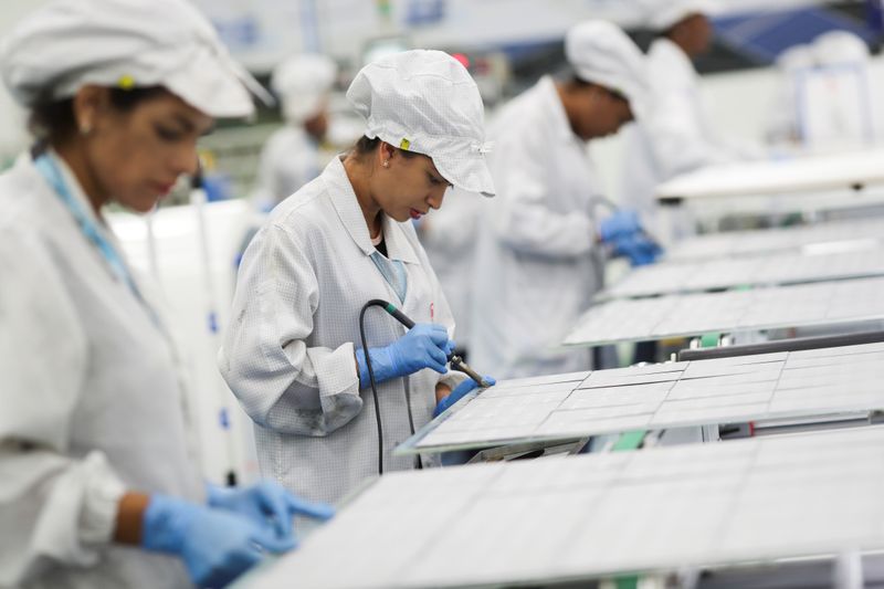 &copy; Reuters. Funcionários trabalham em fábrica de paineis de energia solar em Campinas