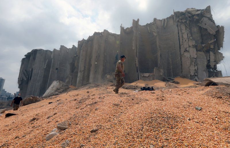 © Reuters. Lebanese army members walk near the damaged grain silo at the site of Tuesday's blast, at Beirut's port area