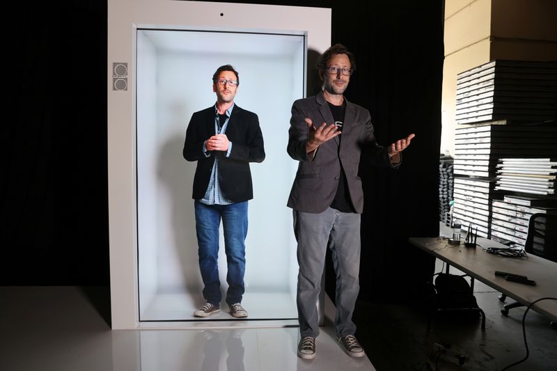 © Reuters. El inventor del dispositivo, David Nussbaum, posa para una foto junto a un holograma de tamaño real con inteligencia artificial de él mismo en Gardena, cerca de Los Ángeles, California, EEUU