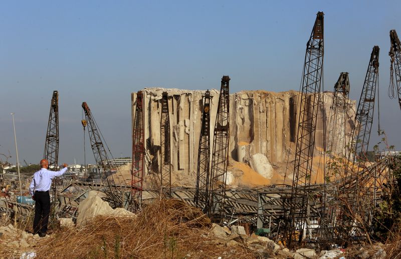 &copy; Reuters. Homem em frente aos silos de grãos danificados pela explosão na área portuária de Beirute