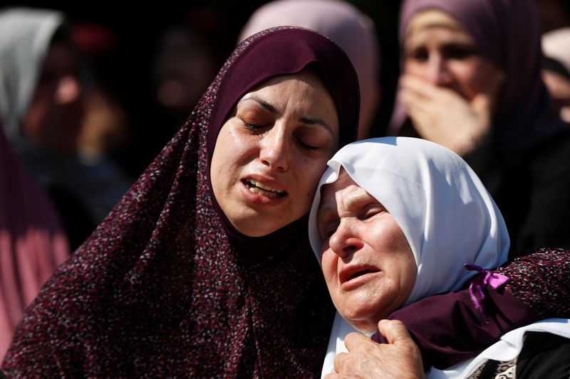 © Reuters. Palestinian woman killed in West Bank as Israelis, Palestinians clash