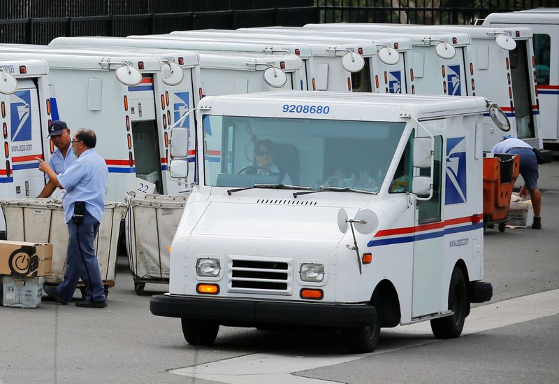 &copy; Reuters. FILE PHOTO: U.S. postal workers load their trucks with mail for delivery from their postal station in Carlsbad