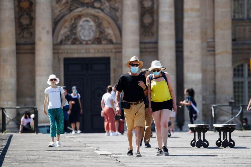 © Reuters. LA RÉGION PARISIENNE EN VIGILANCE ROUGE À LA CANICULE