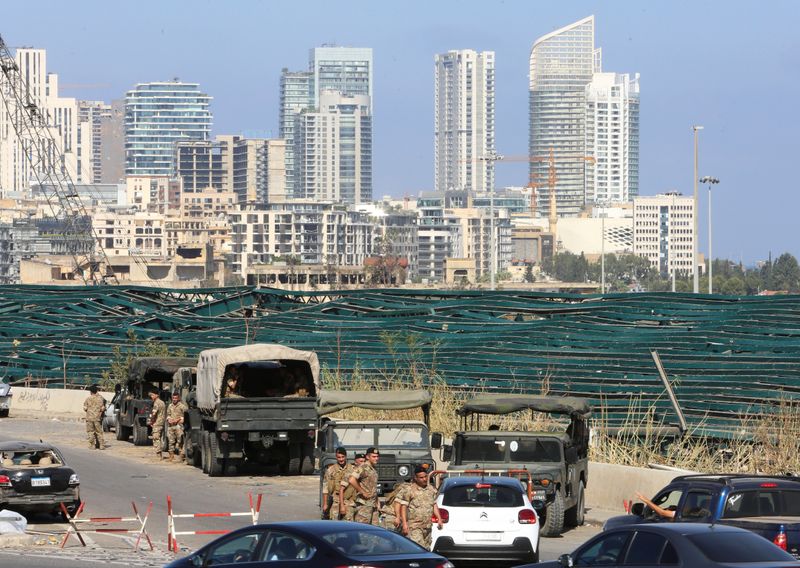 © Reuters. Convoy de soladados libaneses cerca del lugar donde el martes tuvo lugar una enorme explosión en el puerto de Beirut