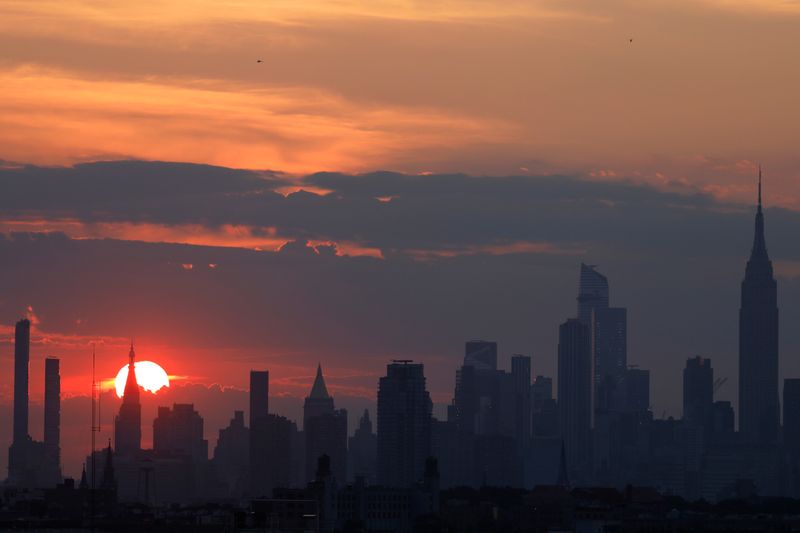 © Reuters. Sunset is seen behind the skyline of Manhattan on the 4th of July in New York City