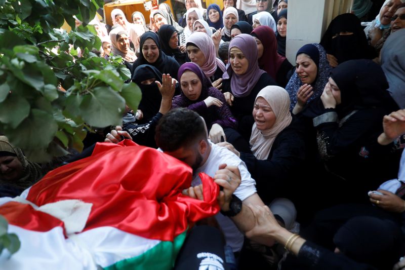 © Reuters. مقتل فلسطينية بالضفة الغربية خلال اشتباك بين فلسطينيين وجنود إسرائيليين