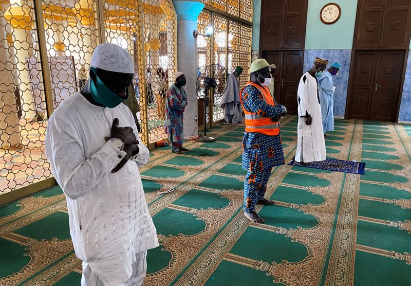 &copy; Reuters. Muslim worshippers attend Friday prayers inside a mosque in Lagos