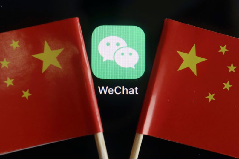 &copy; Reuters. FOTO DE ARCHIVO: El logo de la aplicaicón de mensajería WeChat entre dos banderas chinas