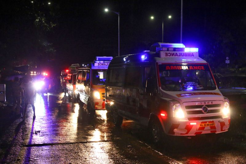 © Reuters. Ambulâncias na parte externa do aeroporto de Calicute, na Índia, após acidente com avião