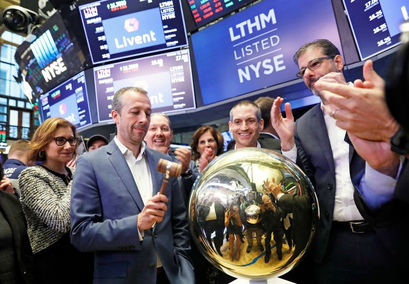 © Reuters. President and CEO Paul Graves and members of the leadership team from lithium producer Livent Corp ring the ceremonial bell to begin trading of the company's stock at the New York Stock Exchange (NYSE) in Manhattan as the company holds its IPO in New York