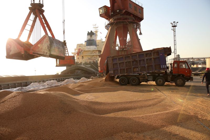 © Reuters. Desembarque de soja no porto de Nantong, China