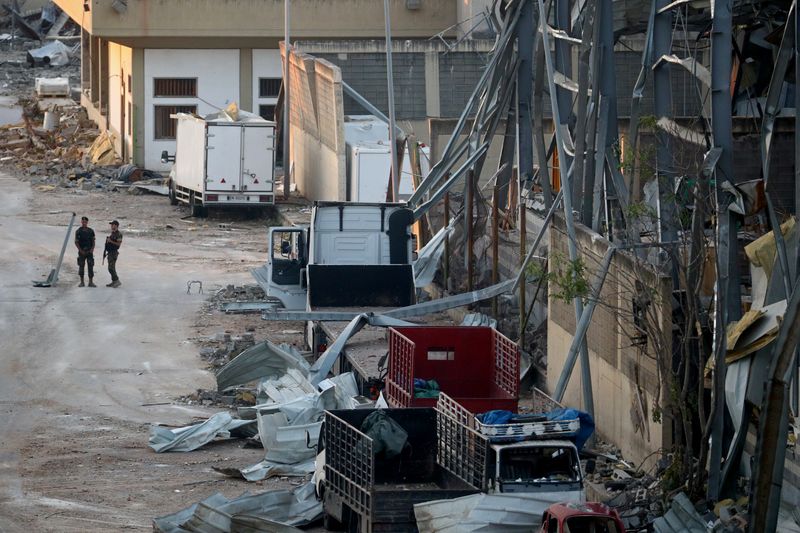 &copy; Reuters. الأسر الملتاعة تنتظر خبرا عن المفقودين في انفجار مرفأ بيروت