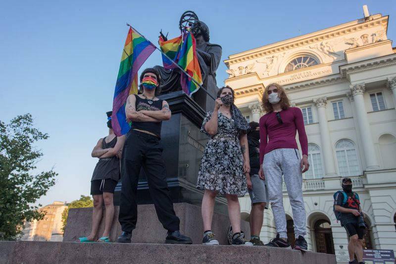 © Reuters. LGBT supporters protest in Warsaw