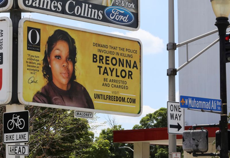 Oprah Winfrey espalha outdoors com foto de mulher negra morta pela polícia em cidade no Kentucky
