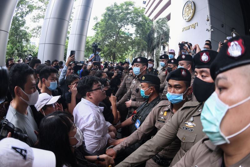 &copy; Reuters. Pro-democarcy protesters stand outside the criminal court building demanding a representative be allowed inside were two leader still detained at the criminal court in Bangkok