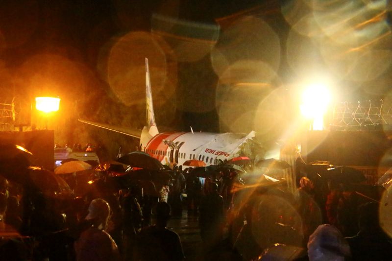 &copy; Reuters. Equipos de rescate buscan sobrevivientes después de que un avión de pasajeros se estrellara al pasar por encima de la pista del Aeropuerto Internacional de Calicut en Karipur, en el estado sureño de Kerala, India
