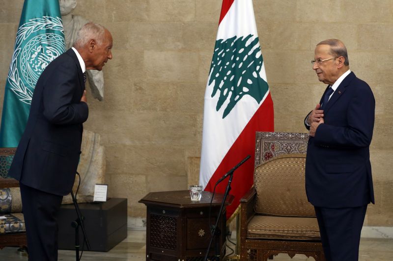 © Reuters. Arab League Chief Ahmed Aboul Gheit greets Lebanon's President Michel Aoun at the presidential palace in Baabda