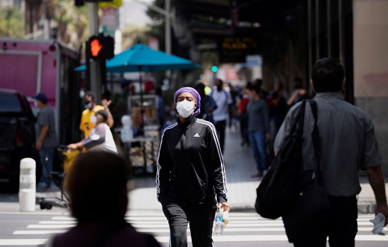 &copy; Reuters. Foto del jueves de una mujer con mascarilla caminando en Los Angeles, California