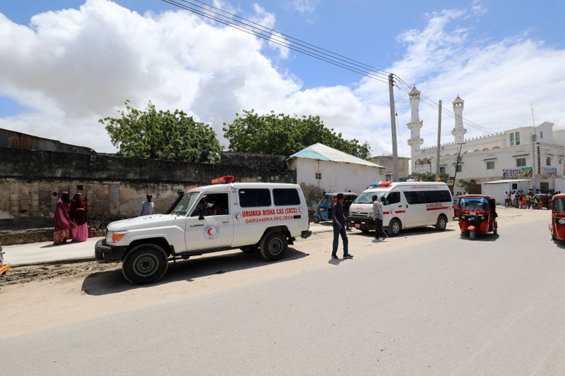 &copy; Reuters. Una ambulancia cerca del lugar de la explosión que sacudió una base militar en Mogadiscio