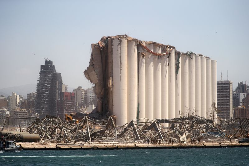 &copy; Reuters. Una vista general de un silo de cereales dañado tras la explosión del martes en la zona portuaria de Beirut