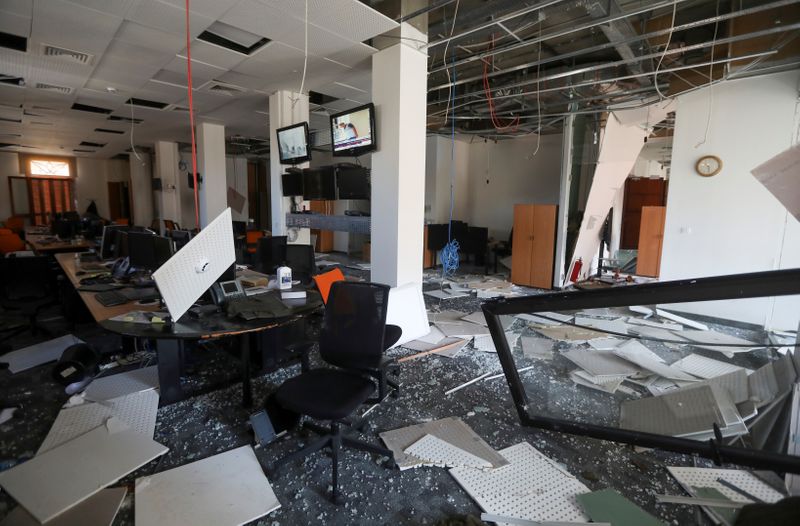 &copy; Reuters. وراء الكواليس-تغطية انفجار بيروت..فريق رويترز يهرع للعمل رغم الدماء والجروح