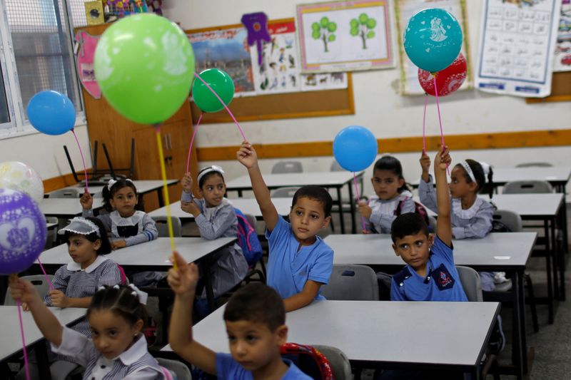 &copy; Reuters. تلاميذ غزة يعودون لمدارسهم بعد خمسة أشهر من الإغلاق