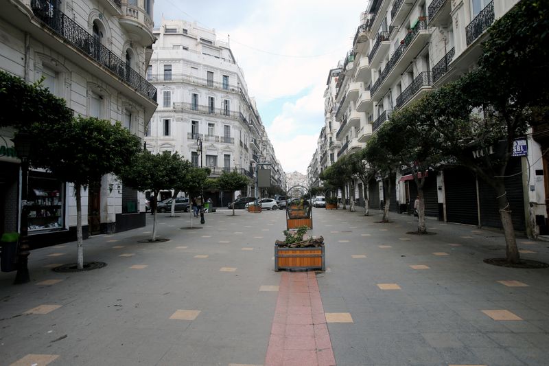 © Reuters. الجزائر ترفع بعض القيود على التنقل وتقلل ساعات حظر التجول