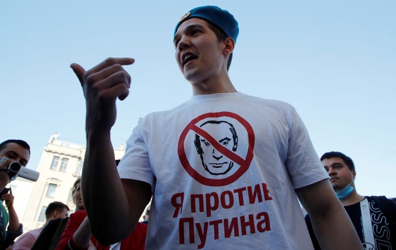 © Reuters. مدينة روسية تنظم احتجاجا آخر ضد الكرملين بسبب اعتقال حاكم