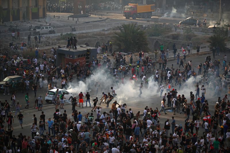 © Reuters. رصاص وغاز مسيل للدموع وحرائق في بيروت مع تصاعد الاحتجاجات على الانفجار