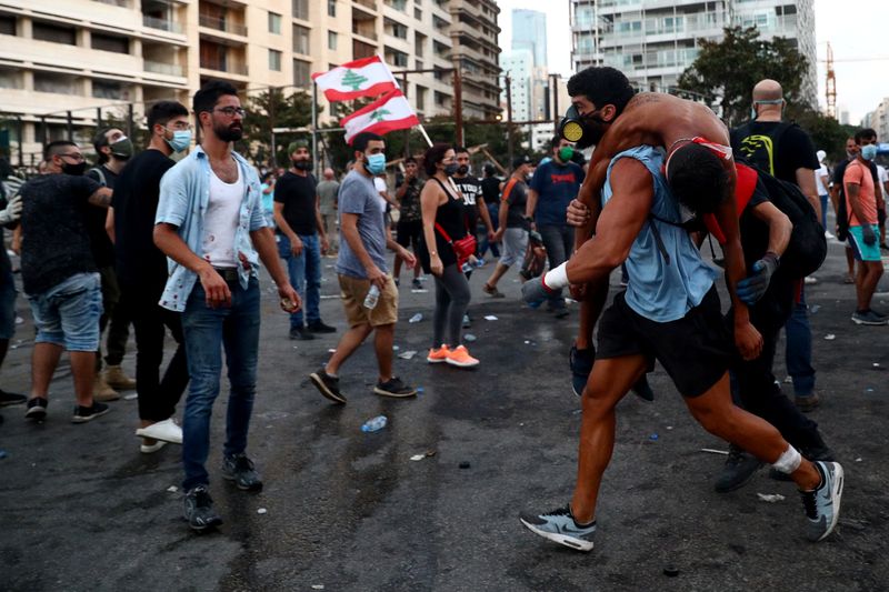 © Reuters. الصليب الأحمر اللبناني يقول أكثر من 110 أشخاص أصيبوا في احتجاجات بيروت
