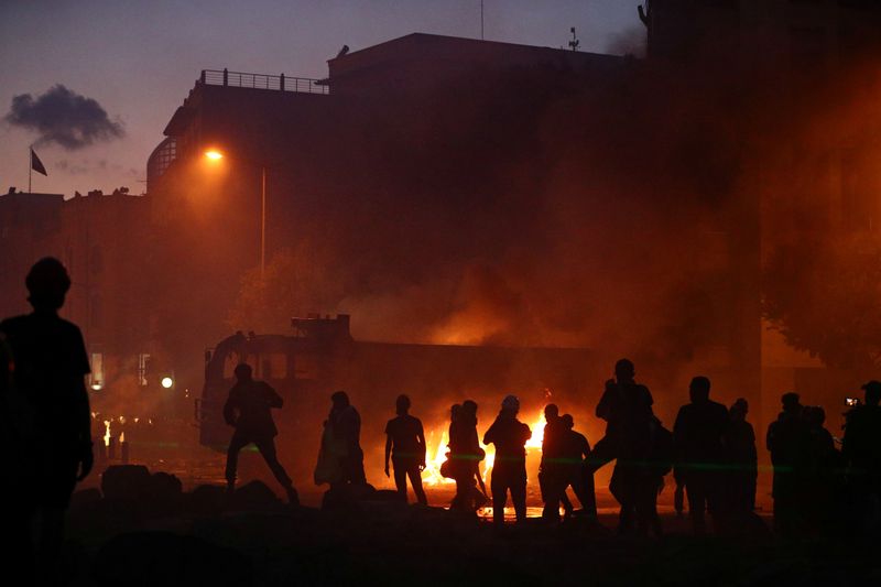 &copy; Reuters. شهود: اندلاع حريق في ساحة ببيروت وسط احتجاجات على انفجار الميناء