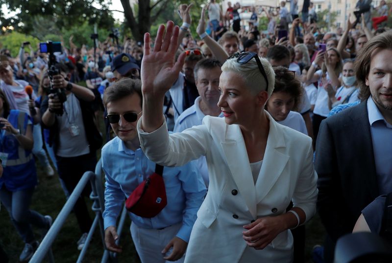 &copy; Reuters. Supporters of presidential candidate Tikhanouskaya attend a rally in Minsk