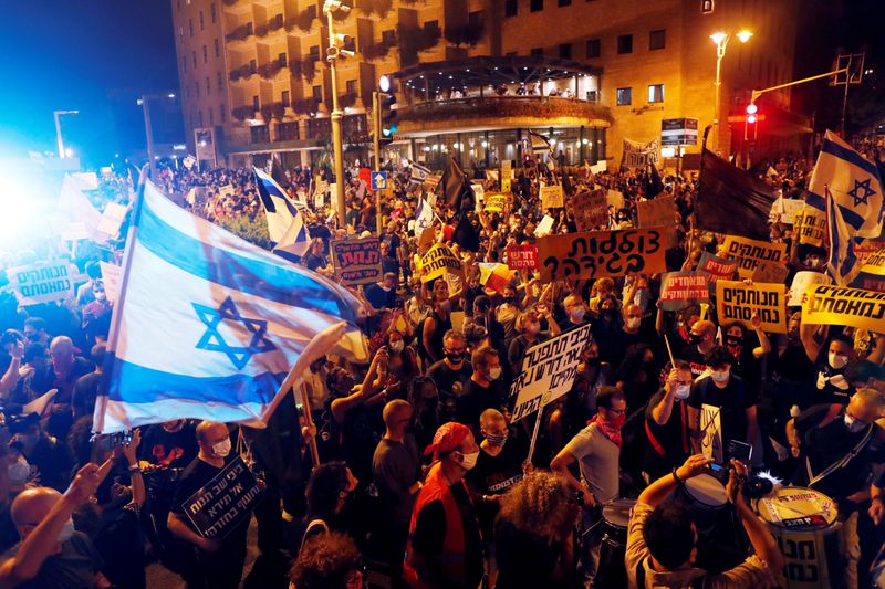 © Reuters. Israelis protest against Netanyahu's alleged corruption and economic hardship from COVID-19 lockdown